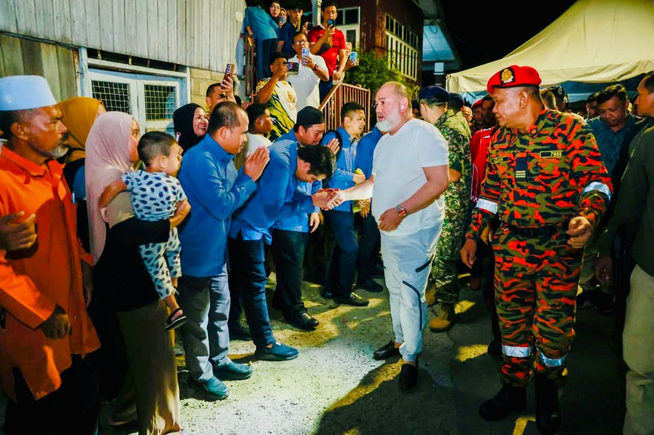 KDYMM Sultan Kelantan Berkenan Berangkat Mencemar Duli Ke Tapak Kebakaran Di Kampung Gok Kapur Kota Bharu